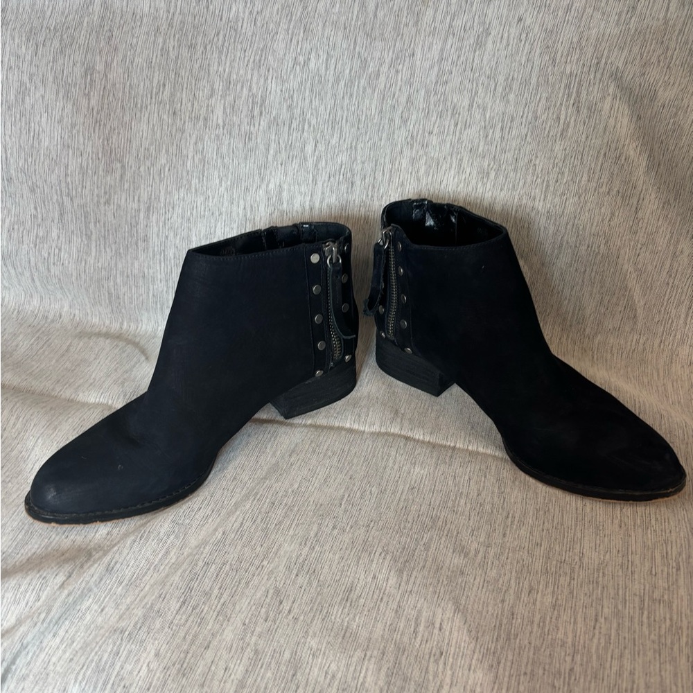 Vince Camuto‎ Black Leather Ankle Booties with Size Zippers & Metal Accents S 8